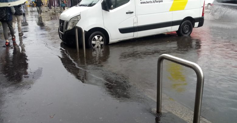 maltempo al Nord-Ovest, strade allagate a Milano