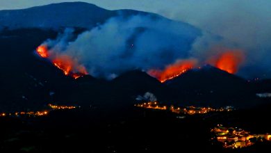 L'Aquila in ginocchio davanti al vasto incendio